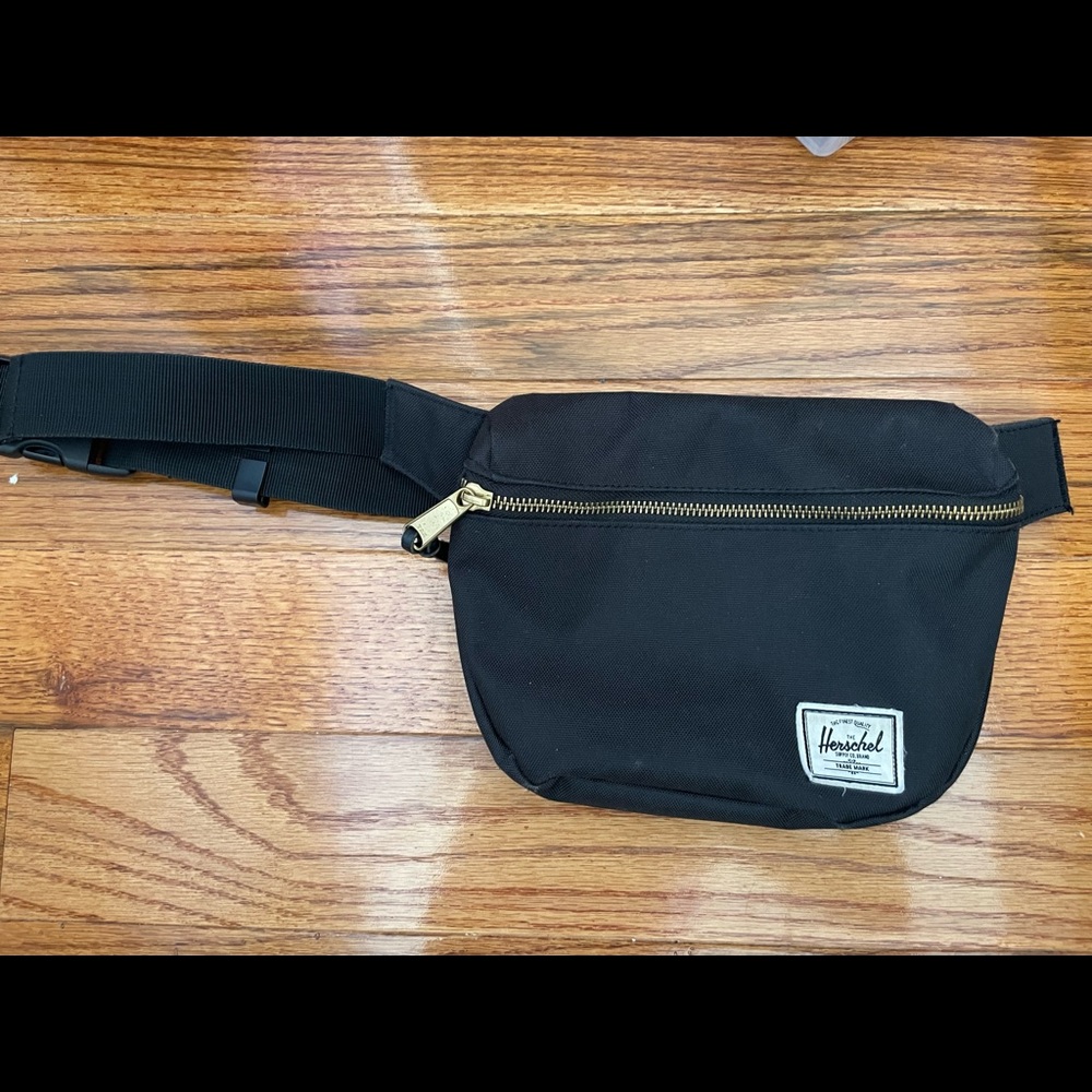 Black Hershel Supply Company Crossbody, barely used and like new